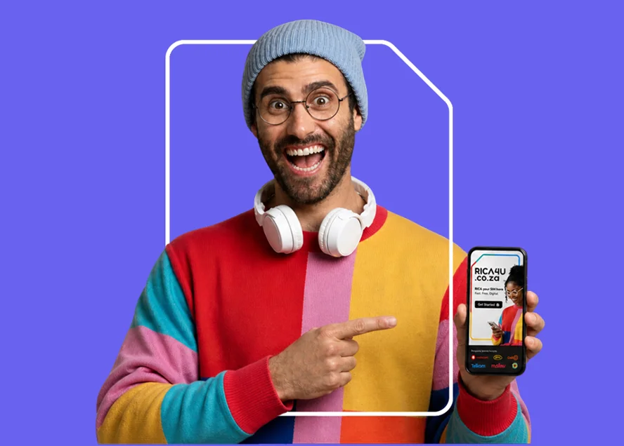 Smiling man in a beanie pointing at the RICA4U app on his phone, framed by a SIM-card outline